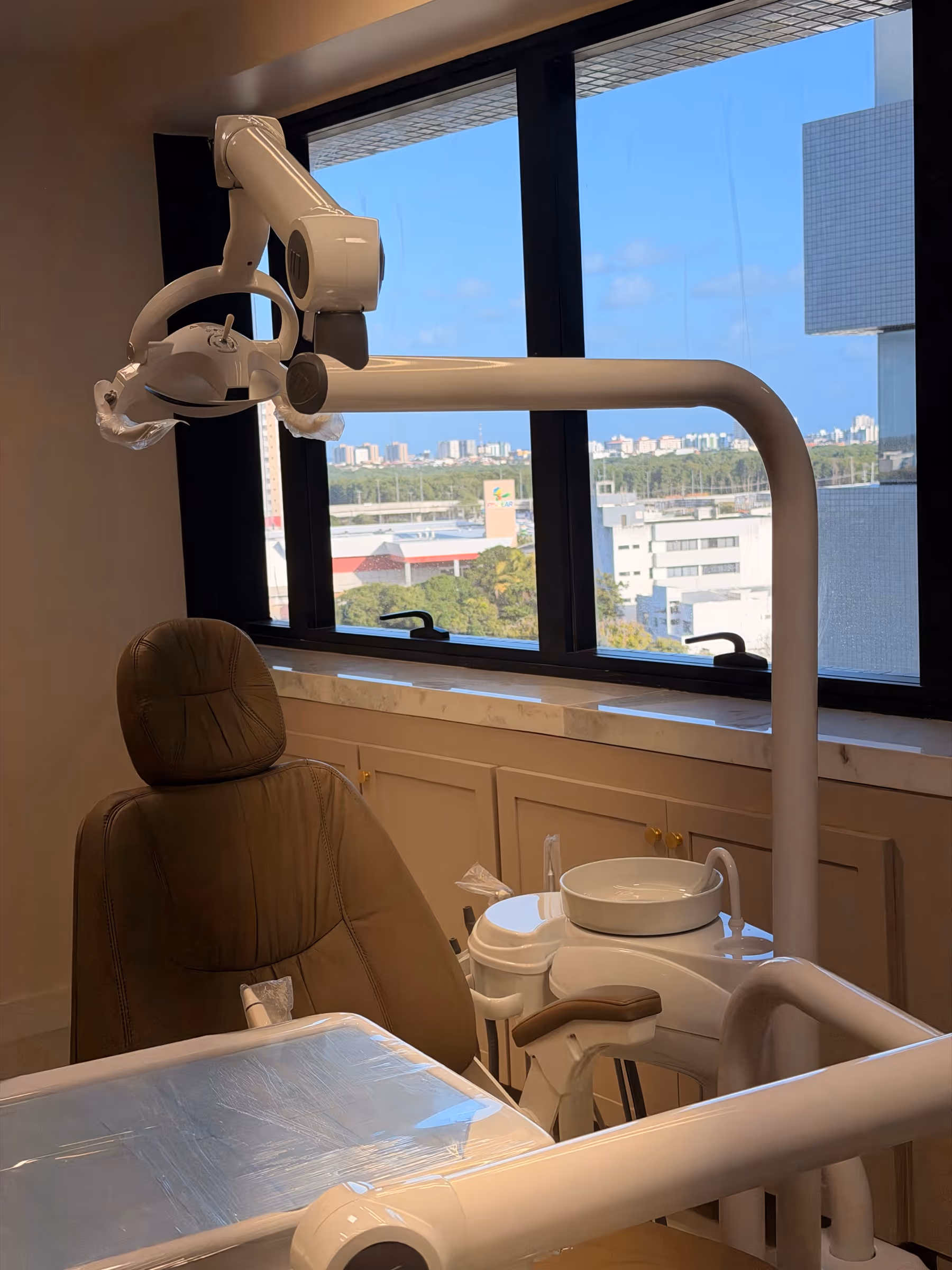 Sala de atendimento da Adelanto, com vista da cidade de Aracaju